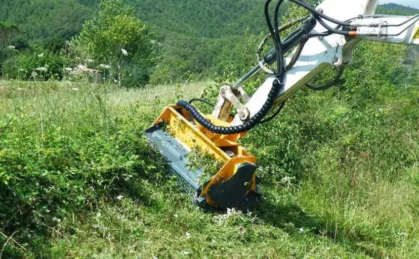Débroussaillage d'un talus au broyeur.